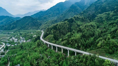 攻克极端复杂地质条件 四川绵茂公路通车