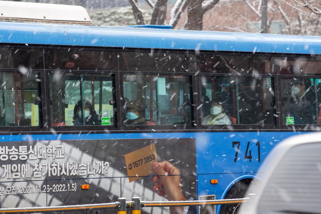 韩国首尔迎来降雪