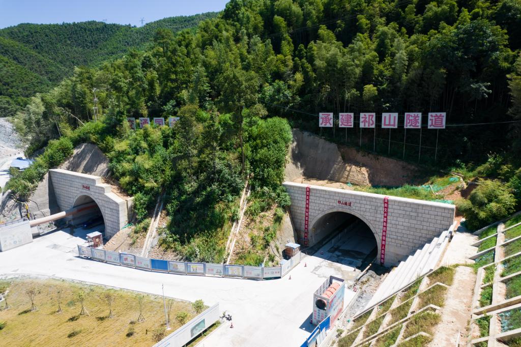 衡永高速祁山隧道顺利贯通