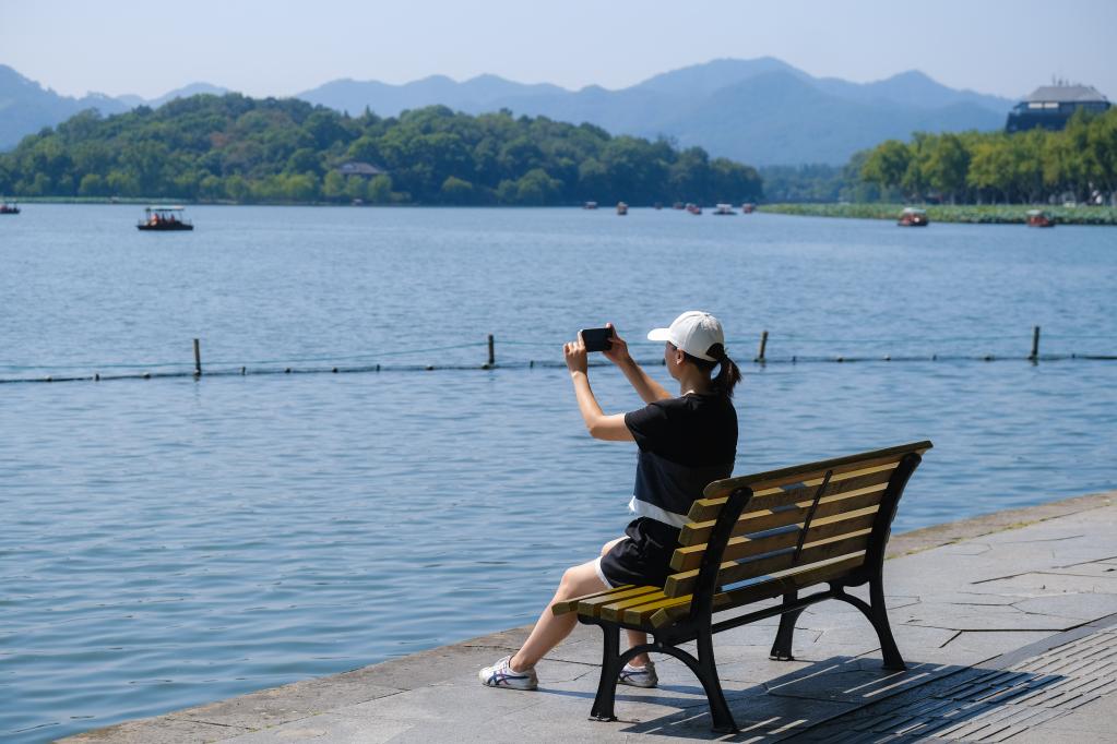 西湖景区国庆假期迎游客