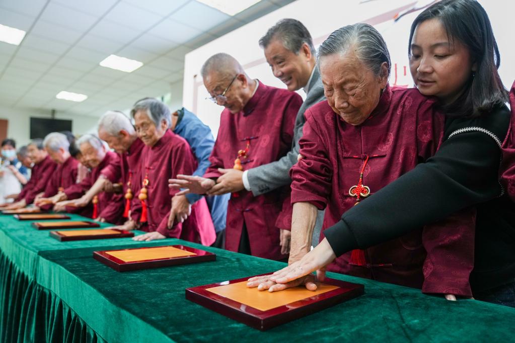 9位南京大屠杀幸存者共度重阳节