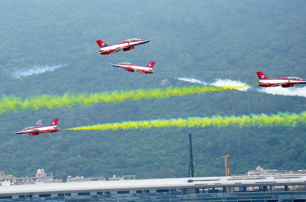 空军50型武器装备在中国航展成体系亮相 多型战机飞行表演展现实战化军事训练成就