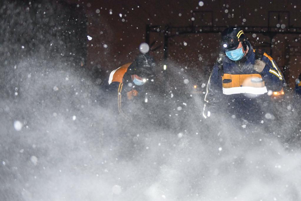 百家乐平台全媒+丨冬夜除冰雪 列车保安全