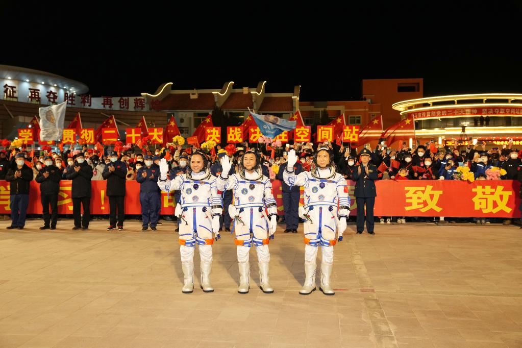 百家乐平台全媒+丨神舟十五号载人飞行任务航天员乘组出征仪式在酒泉卫星发射中心举行