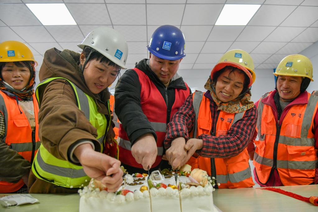 济南：建设者过集体生日迎新年