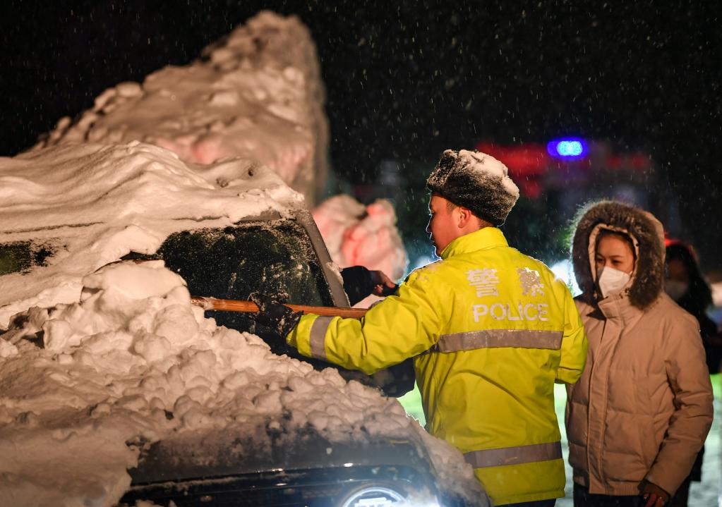 百家乐平台全媒+·新春走基层丨“荧光绿”温暖山村风雪路