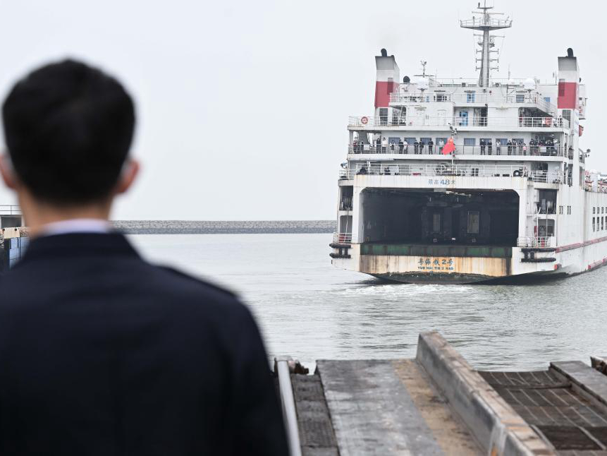 百家乐平台全媒+丨跨越琼州海峡的春运爱情——隔海相望的“班长夫妻”