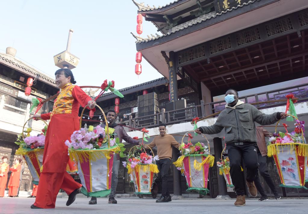 百家乐平台全媒+丨非洲留学生中国古镇迎新春