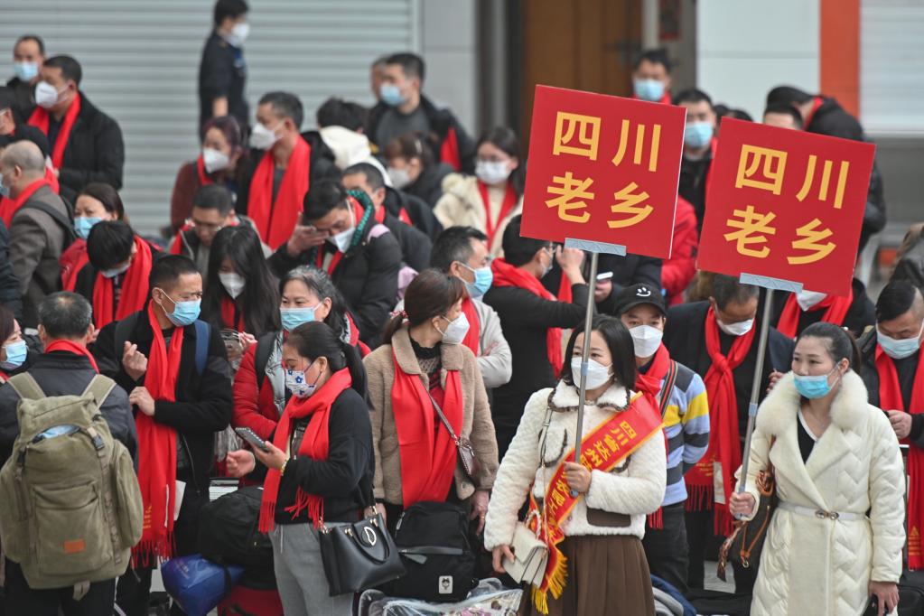 百家乐平台全媒+丨四川老乡免费乘返乡专列回家！