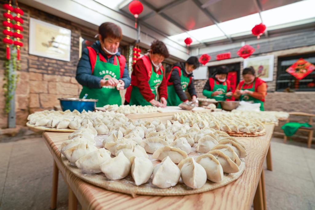 山东荣成：春节里“暖心食堂”不打烊