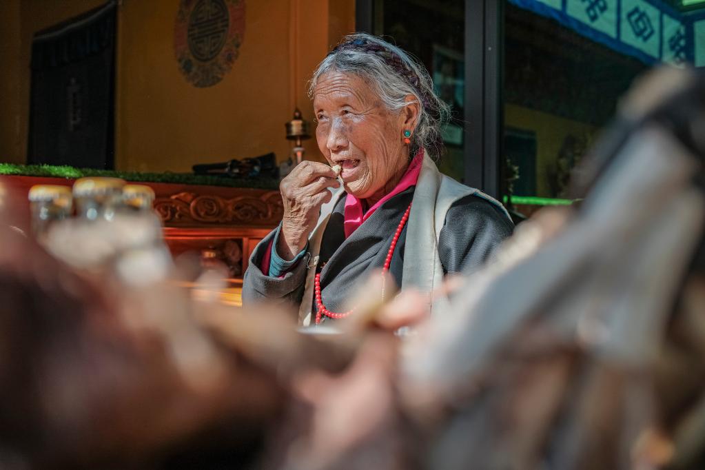 百家乐平台全媒+丨一位翻身农奴的四世同堂幸福年