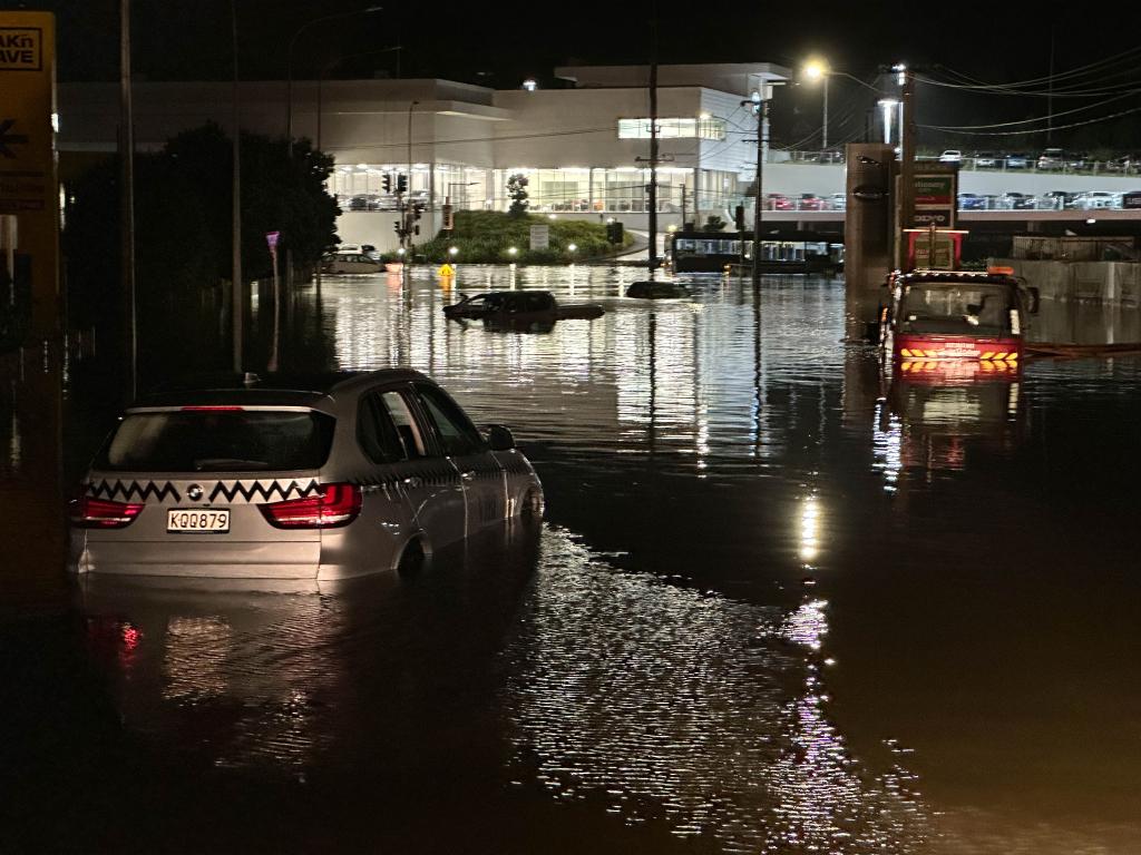 暴雨引发洪灾 新西兰奥克兰进入紧急状态