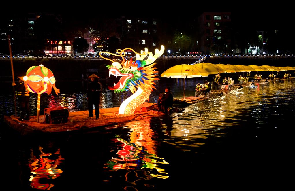 湖北宣恩：一河水淌活“夜经济”