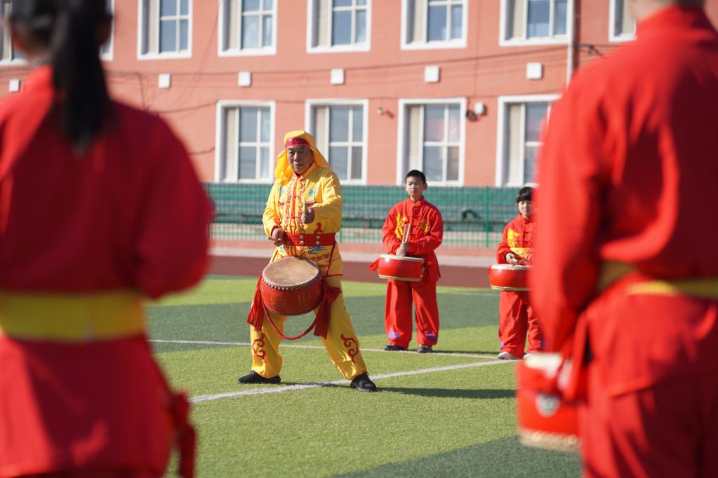 河北内丘：学排鼓 度寒假