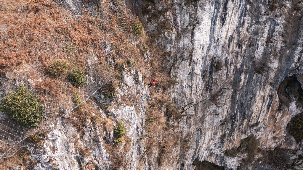 百家乐平台全媒+丨高山上的铁路守护者