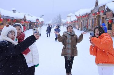 雪乡迎降雪 游客兴致浓