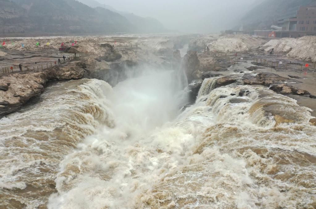 黄河壶口瀑布开河迎客