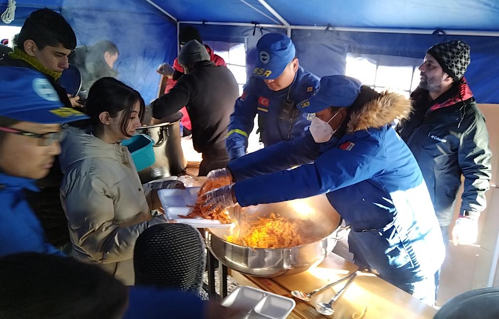 中国救援力量为土耳其地震受灾民众提供食物援助