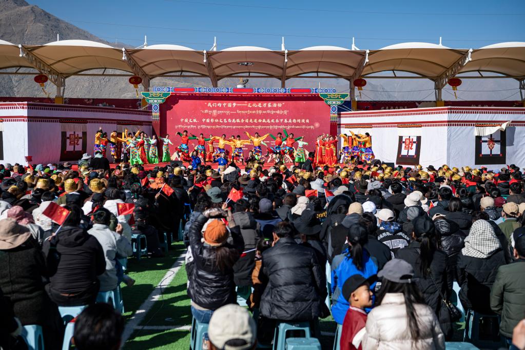 拉萨：迎藏历新年 文艺表演送下乡