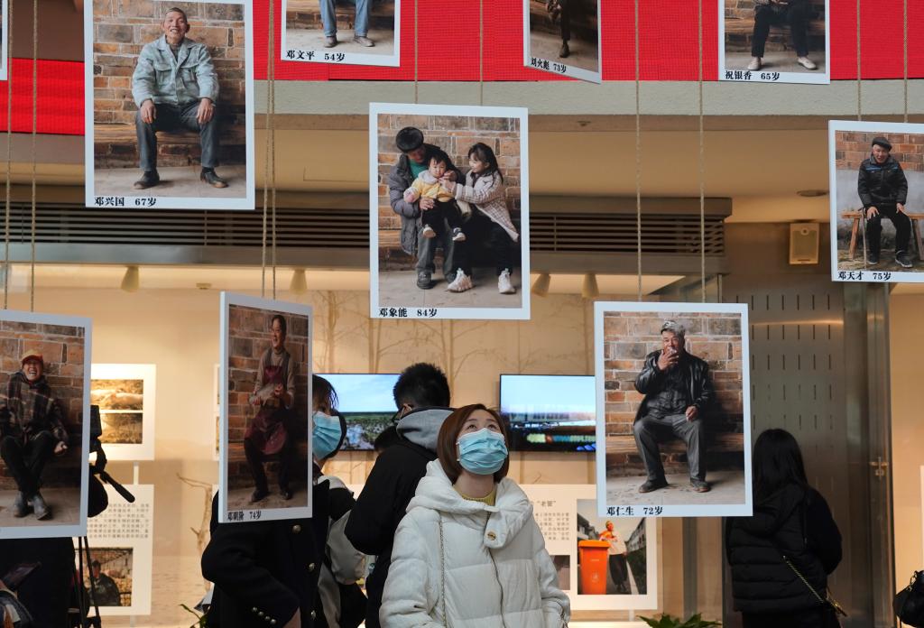 纪录片《田野之上》摄影作品展亮相东方明珠塔