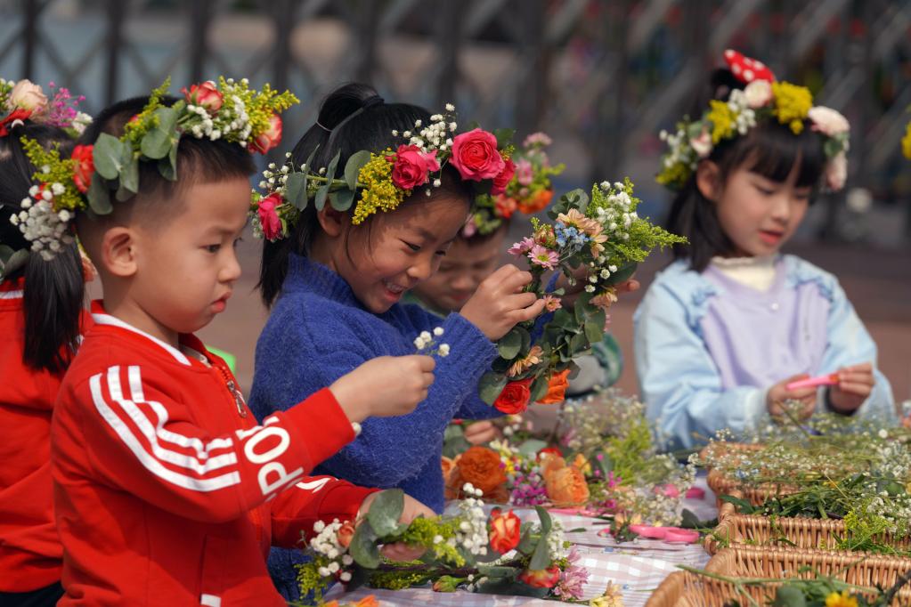 编花环 迎春天