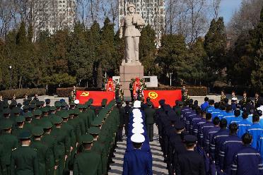 “把雷锋精神代代传承下去！”——军地青年典型代表祭扫雷锋墓侧记