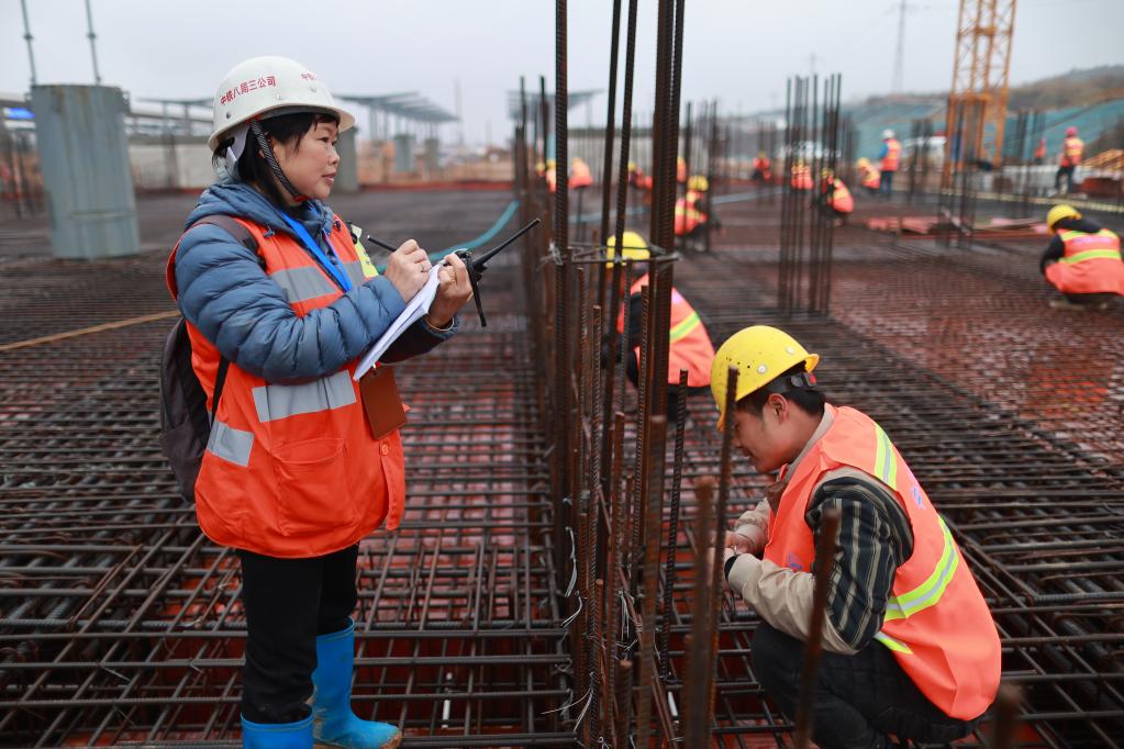 守护高铁建设的女防护员