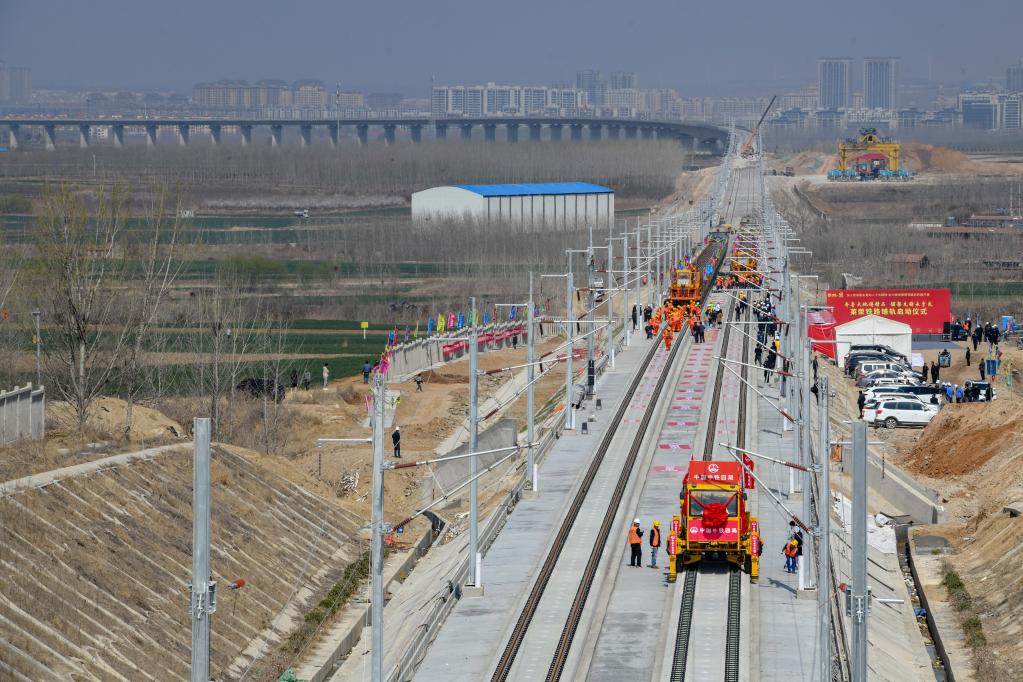 山东莱荣铁路进入全线铺轨阶段