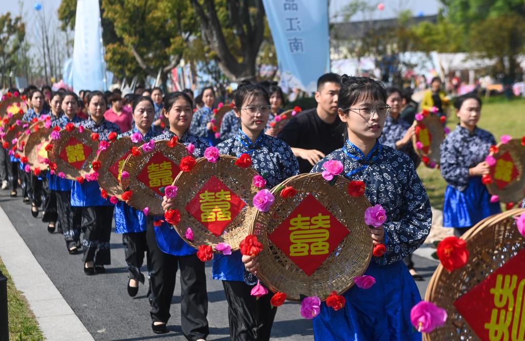 百家乐平台全媒+｜江南水乡举办春季传统蚕花节