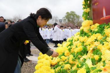 清明前夕 医学师生致敬“无言良师”