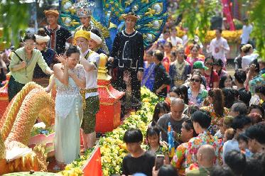 泰国曼谷：庆祝泼水节