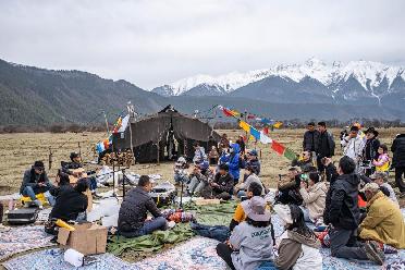 在巴松措体验露营生活