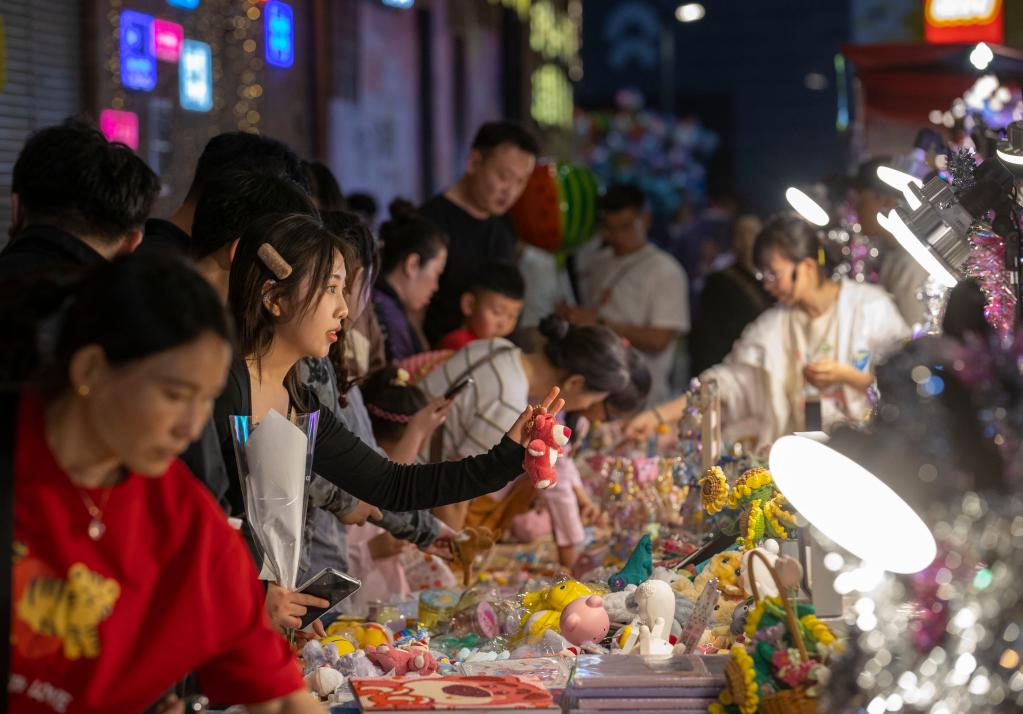 宁夏银川：发展“夜经济” 激发消费活力