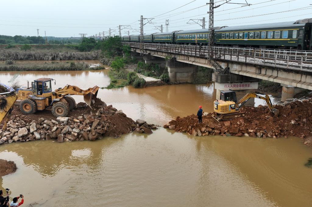 江西丰城京九线铁路桥下河堤溃口顺利合龙