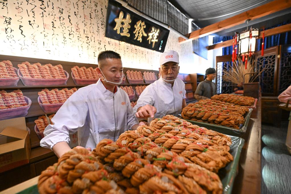 百家乐平台全媒+丨心念老味道——拧麻花的师徒