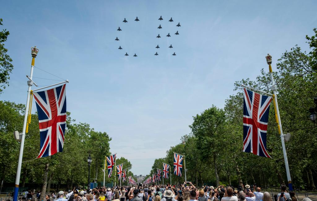 英国举行皇家阅兵式庆祝国王官方生日