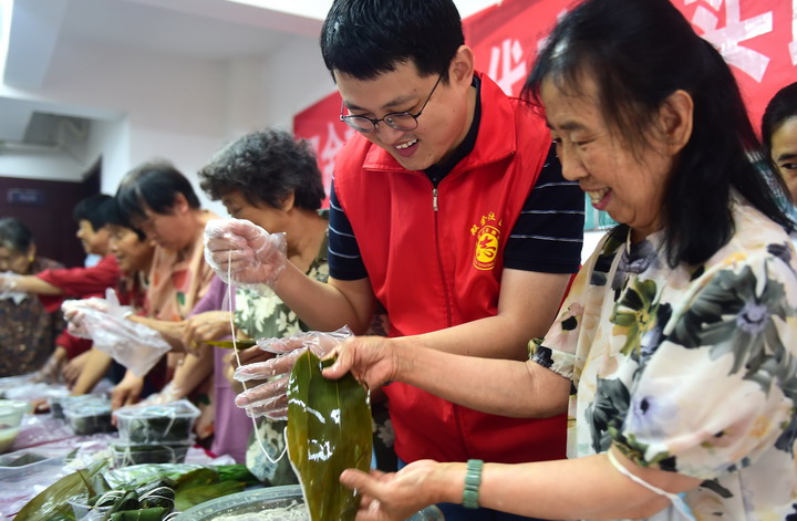 迎端午齐包 “廉心粽”