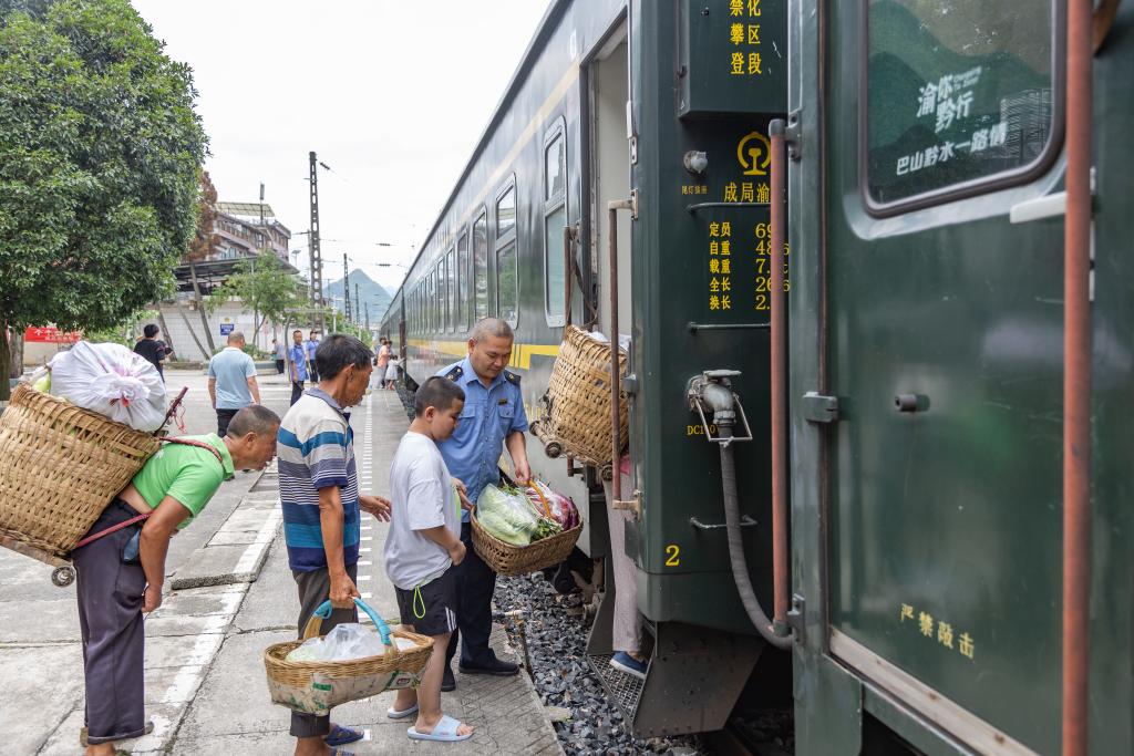 逛集市、赏非遗——特色“小慢车”丰富旅客出行体验