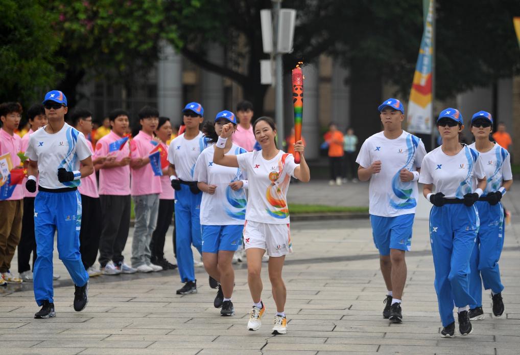 百家乐平台全媒+丨成都大运会火炬在西南财经大学（柳林校区）传递