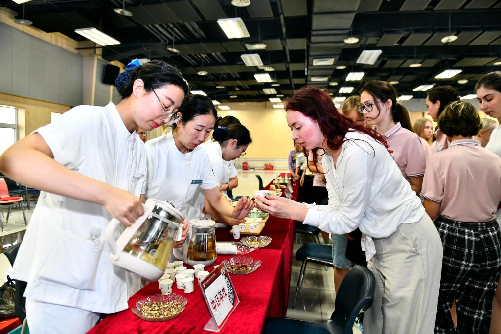 山东青岛：沉浸式体验让留学生感受中医药魅力