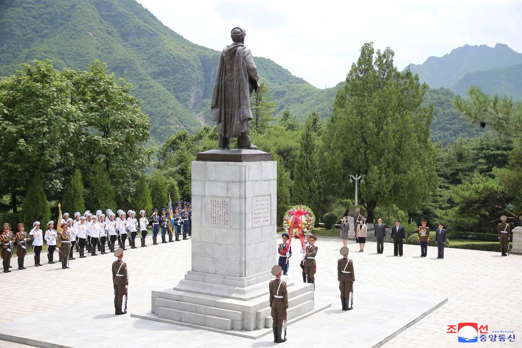 金正恩参谒中国人民志愿军烈士陵园