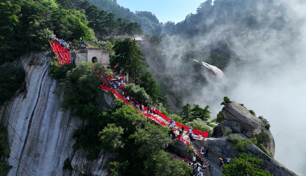 西岳华山：峭仞耸巍巍 奇险引游人