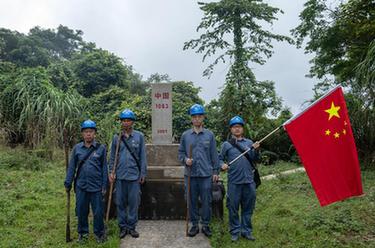 国道之行 从雪山奔向大海｜49年，他们带着国旗走了25万公里