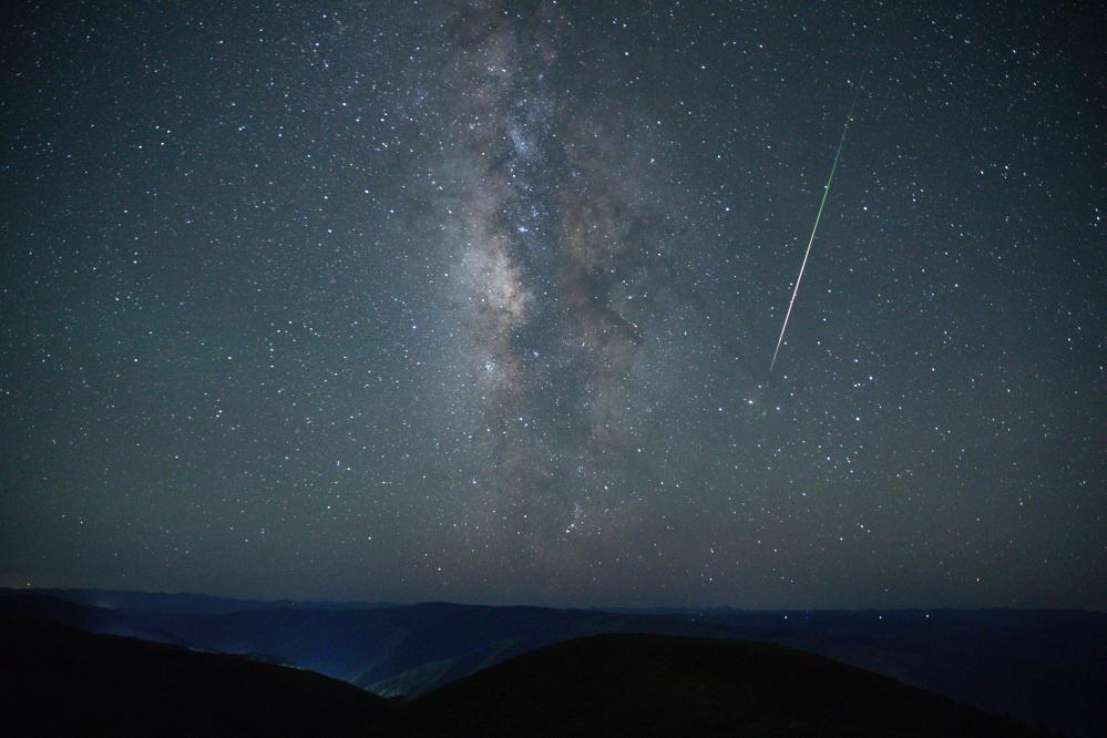 英仙座流星雨绽放夜空