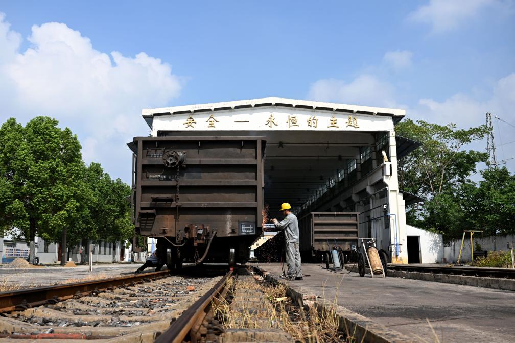 列车熔接工：坚守岗位保障暑运