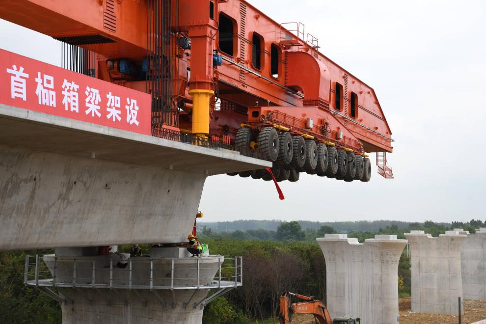 新建沪宁合高铁全线首榀箱梁架设