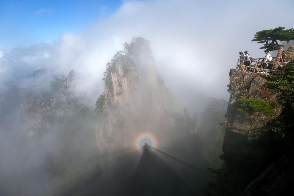 安徽黄山：奇峰云海