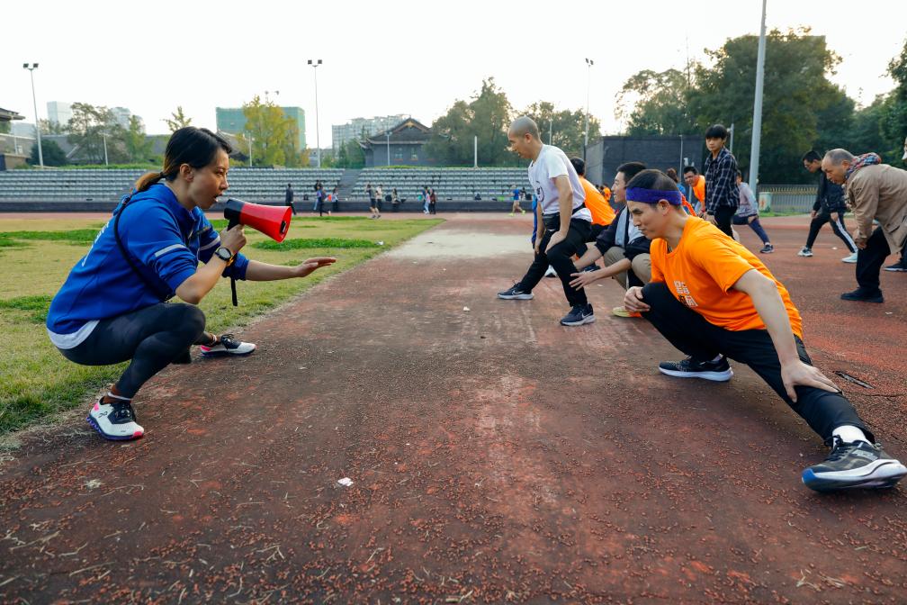 百家乐平台全媒+丨“你是我的眼”——志愿跑者携手视障跑团追光而行