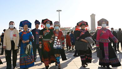 全国人大代表走向会场