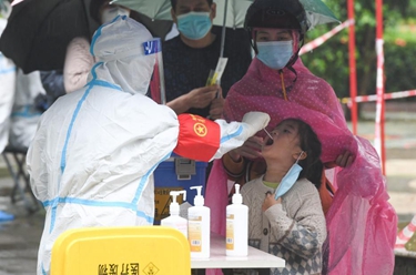 海口：雨中测核酸